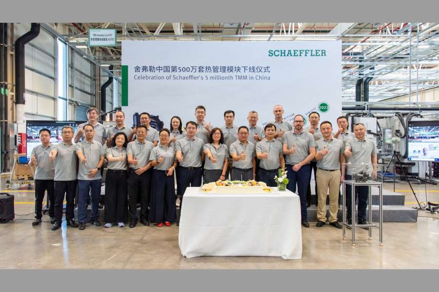 Schaeffler feiert Produktionsjubiläum: Mitglieder des Management Boards der Region Greater China, des Managements der Sparte Automotive Technologies sowie Mitarbeiter der Werke in Xiangtan, Anting und Taicang feiern das fünfmillionste Thermomanagementmodul, das im Werk in Xiangtan hergestellt wurde. | Bild: Schaeffler 