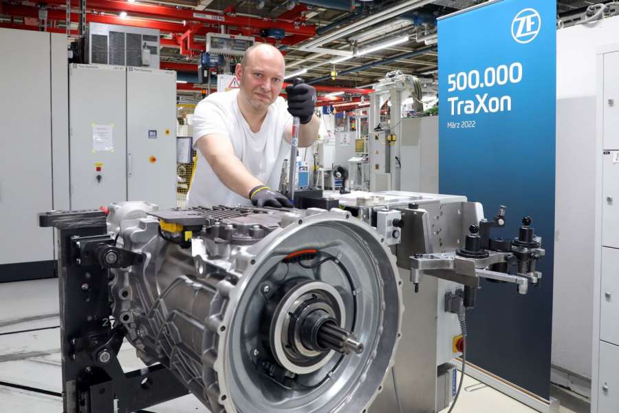 Jubiläum vor Ort, Erfolg auf der ganzen Welt: ZF feiert 500.000 produzierte Einheiten des Getriebesystems TraXon im Hauptwerk Friedrichshafen. | Bild: ZF. 