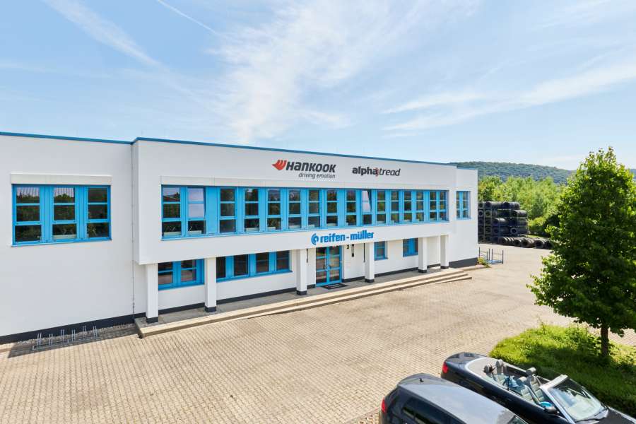 Im neuen Werk, das auf dem bestehenden Produktionsgelände in Hammelburg errichtet wurde, sollen zukünftig bis zu 100.000 Reifen jährlich heißrunderneuert werden. | Bild: Hankook.