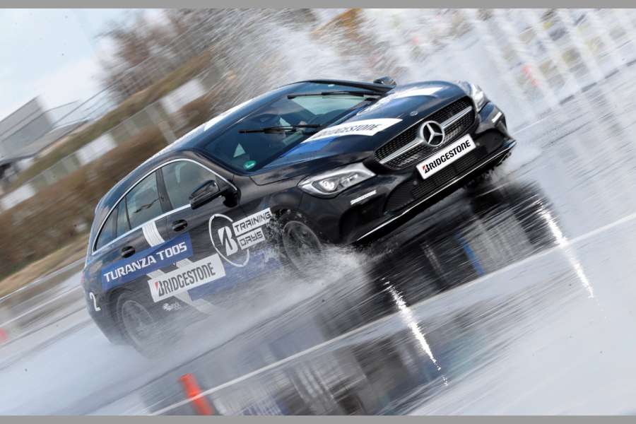 Praktisch und theoretisch: Bridgestone Training Days schulen Händler erstmals auch zu aktuellen Lkw-Reifen | Abb.: Bridgestone