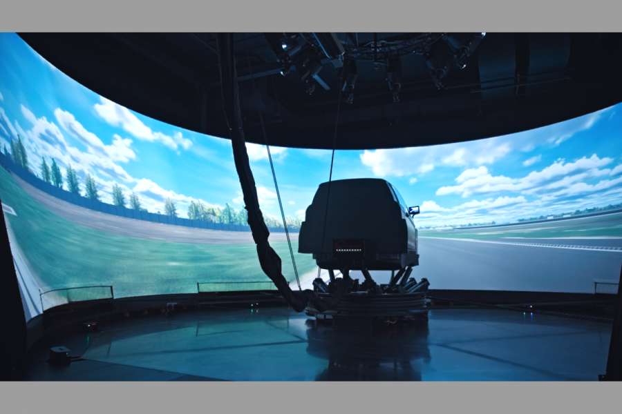 Bridgestone hat am Forschungs- und Entwicklungszentrum nahe Rom einen neuen Driver-in-the-Loop-Simulator in Betrieb genommen. Er soll die virtuelle Reifenentwicklung verbessern und die Forschungsprozesse effizienter gestalten. | Bild: Bridgestone