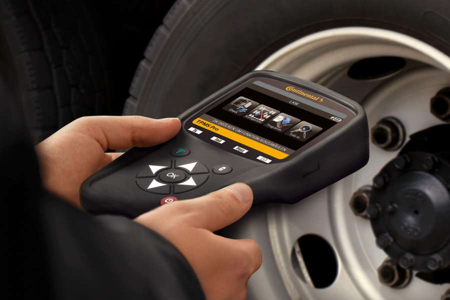 Mit dem Prüf- und Programmiergerät TPMS Pro können Nutzfahrzeugwerkstätten den individuellen Reifenservice für Nutzfahrzeuge durchführen. | Bild: Continental
