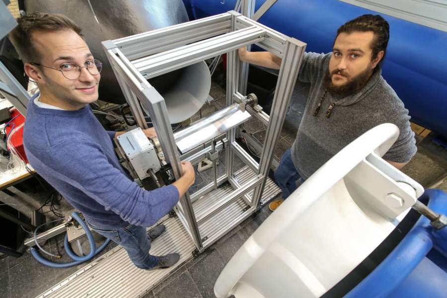 Die wissenschaftlichen Mitarbeiter Christoph Million (li.) und Konrad Hartung untersuchten im Windkanal die Profilausschnitte von Turbomaschinen. (Foto: Piet Meyer/Jade HS)