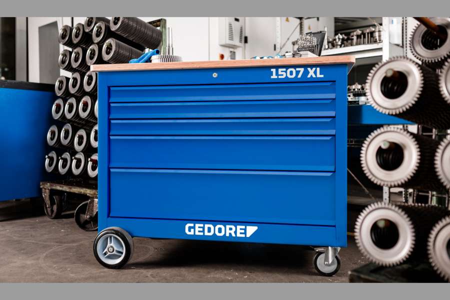 Voll ausziehbare, 998 Millimeter breite Schubladen, Einzelauszugssperre, 30 Millimeter-Multiplex-Arbeitsplatte: Die Gedore Rollwerkbank 1507 XL, hier in der Version mit fünf Schubladen. | Bild: Gedore.