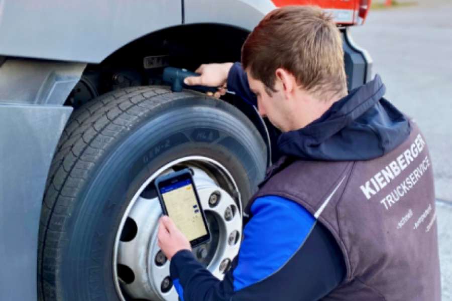 Der Werkstattmitarbeiter erfasst mit der App alle reifenbezogenen Daten einer Lkw- oder Busflotte, die während eines Reifenchecks erforderlich sind. | Bild: Goodyear
