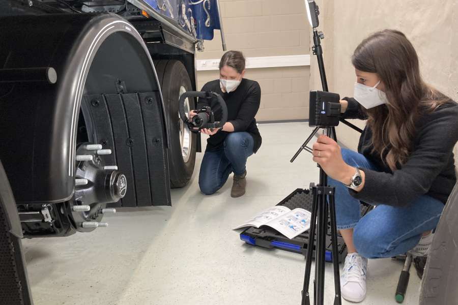 BPW startet mit den „TrailerBuddies“ ein spezielles YouTube-Format mit handfesten Tipps für Praktiker in den Werkstätten. | Bild: BPW