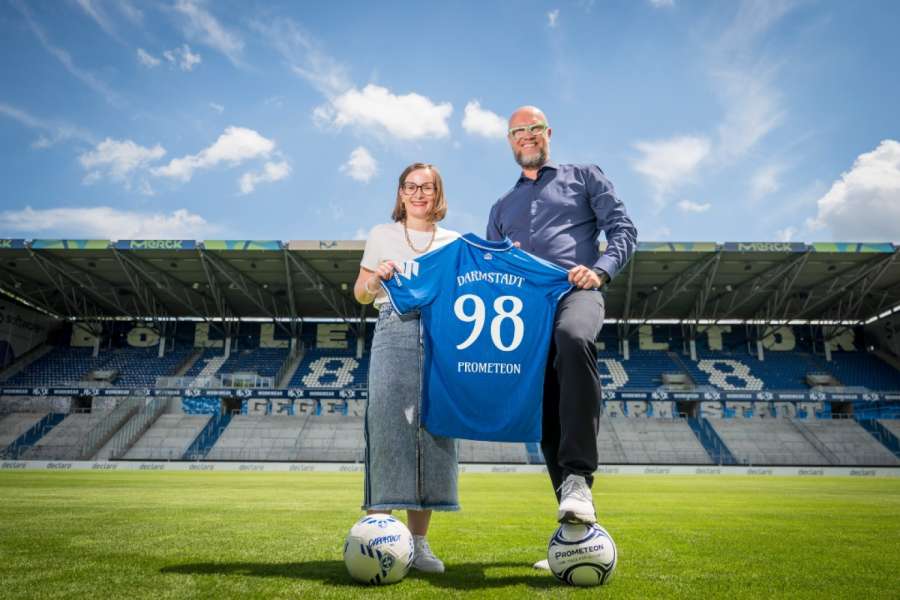 Prometeon Tyre Deutschland und der SV Darmstadt 98 verlängern und erweitern ihre Partnerschaft, wobei Prometeon zum „98er-Partner“ aufsteigt und künftig offizieller Reifen-Ausstatter des Mannschaftsbusses wird. | Bild: Proemteon