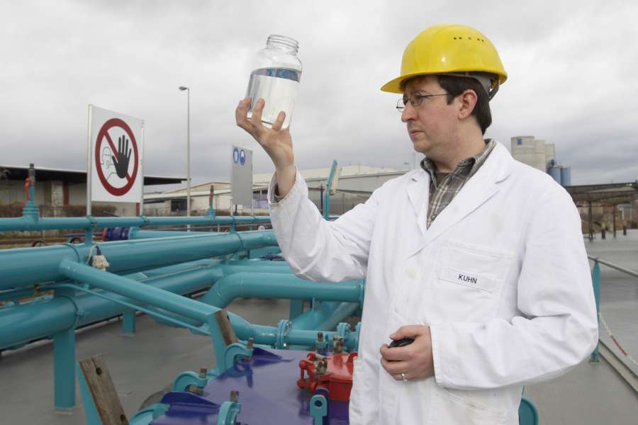 Oliver Kuhn ist stellvertretender Leiter des Öllabors von Liqui Moly. Das Unternehmen entwickelt und verkauft rund 4000 Artikeln in den Bereichen Motoröle und Additive, Fette und Pasten, Sprays und Autopflege sowie Klebe- und Dichtstoffe. | Bild: Liqui Moly