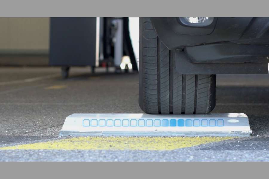 „MICHELIN QuickScan“ arbeitet mit Hilfe eines Straßenoberflächenscanners, welcher bereits für Lkw-Reifen erfolgreich getestet wurde. | Bild: Michelin