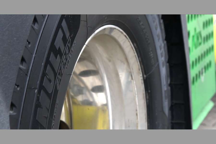 Bis auf 1,6 Millimeter lassen sich die neuen Michelin-Reifen herunterfahren – ohne dass das negative Auswirkungen auf die Bremswirkung hat. (Foto: Michelin)