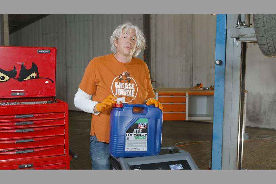 Die Vorzüge einer kompletten Liqui Moly Automatikgetriebeölspülung zeigt Edd China an seinem eigenen Range Rover. Foto: Liqui Moly.