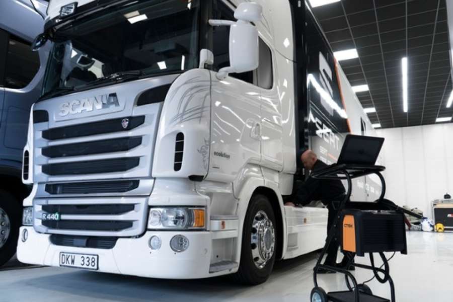 Regelmäßige Batteriekontrollen und rechtzeitiges Laden sind für Gewerbeflotten wichtig, da Kurzstrecken, häufige Starts und Standverbrauch die Fahrzeugbatterien belasten und dadurch Ausfälle verursachen können. | Bild: CTEK