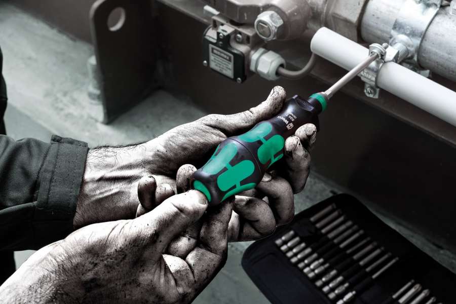 Mit einer Handdrehung die vierfache Klingendrehung mit dem Kraftform Turbo - Schraubendreher. Foto: Wera.