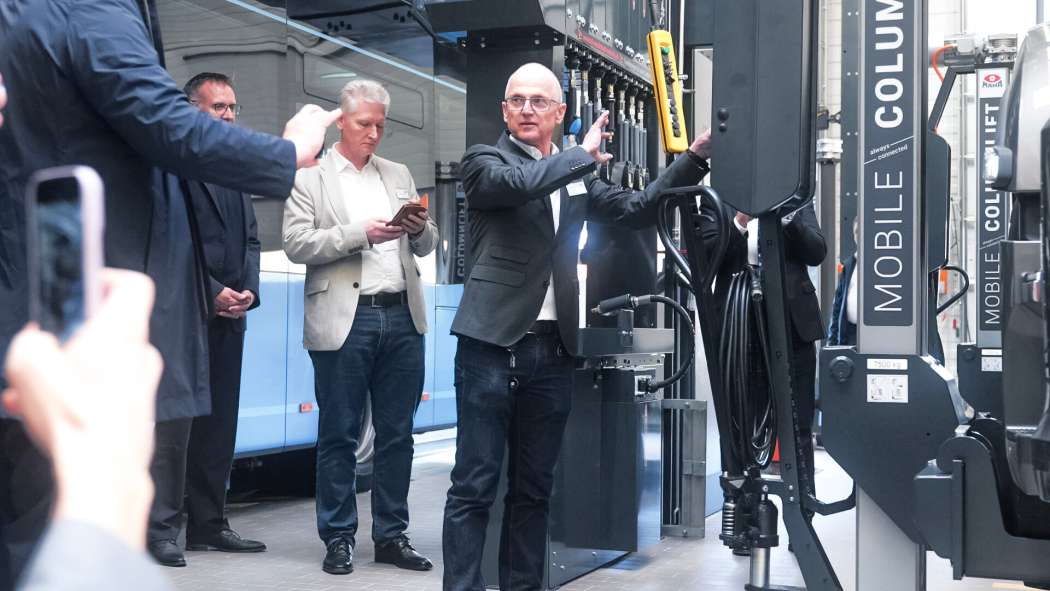 Geschäftsführer Stefan Fuchs stellt die neue mobile Radgreiferanlage C_RGA von Maha vor. | Bild: Maha Maschinenbau.