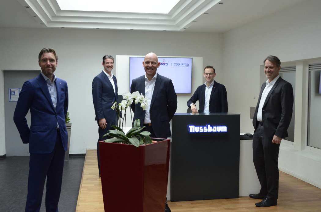 Die Stertil Group, Anbieter von Schwerlast-Hebebühnen, übernimmt mit Nussbaum das Segment Hebetechnik für Kfz und Leicht-Nfz. V.l.: Douwe Groenendijk, CFO Stertil Group; Frank Scherer, Geschäftsführer Nussbaum; Bennie Stapensea, Stertil Group; Phillip Nussbaum; Steffen Nussbaum. | Bild: Stertil Group.