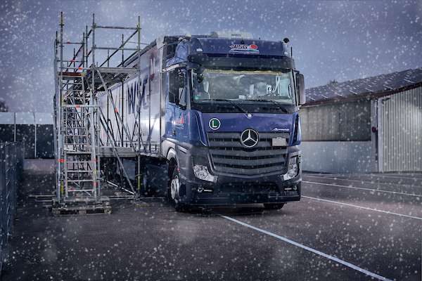 Mit Gerüsten können Lkw schnell von Eismassen befreit werden. Foto: Gemeinhardt Service GmbH.