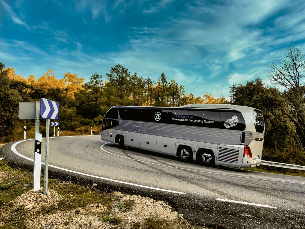 Mit weniger Kraftstoffverbrauch in Stadt und Land emissionsärmer unterwegs: Reisebusse mit dem neuen EcoLife CoachLine-Getriebe von ZF. | Bild: ZF.