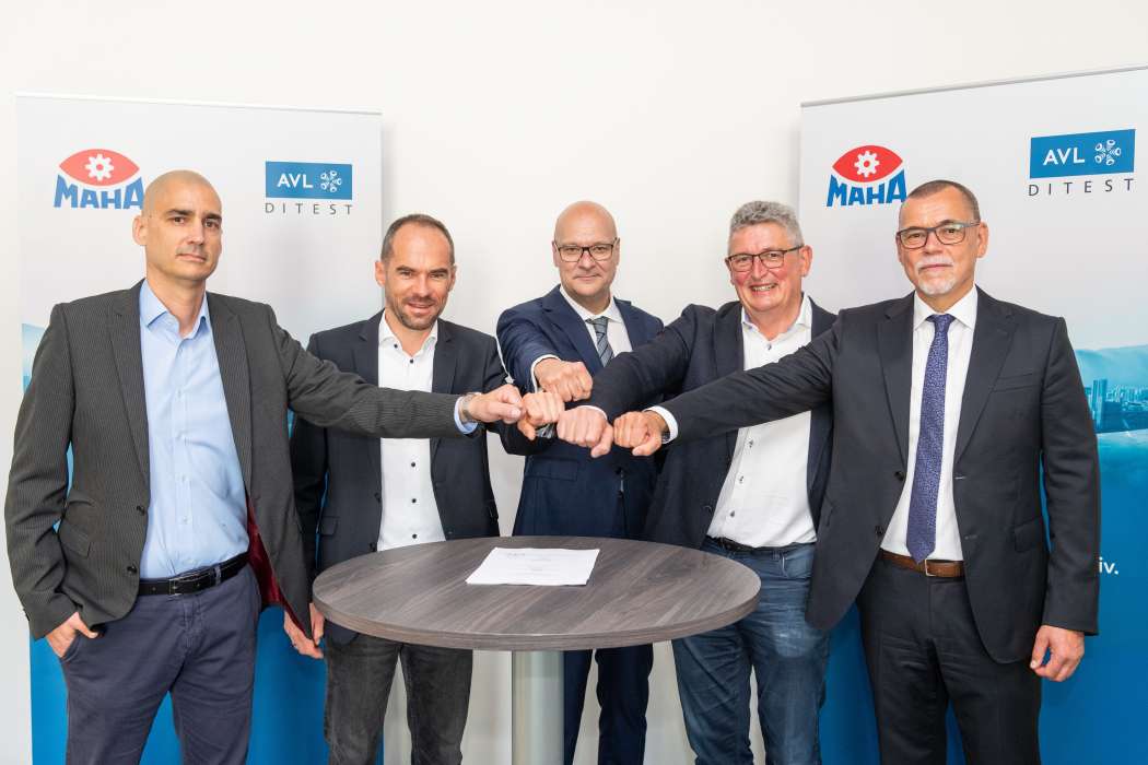 Vertragsunterzeichnung zwischen AVL DiTEST und Maha (v.l.n.r.): Gerhard Illek, Director Sales &amp;amp; Marketing AVL DiTEST; Michael Amann, Geschäftsführer Maha; Gerald Lackner, Geschäftsführer AVL DiTEST; Stefan Fuchs, Geschäftsführer Maha; Ralf Kerssenfischer, Geschäftsführer AVL DiTEST Deutschland. | Bild: AVL DiTEST.
