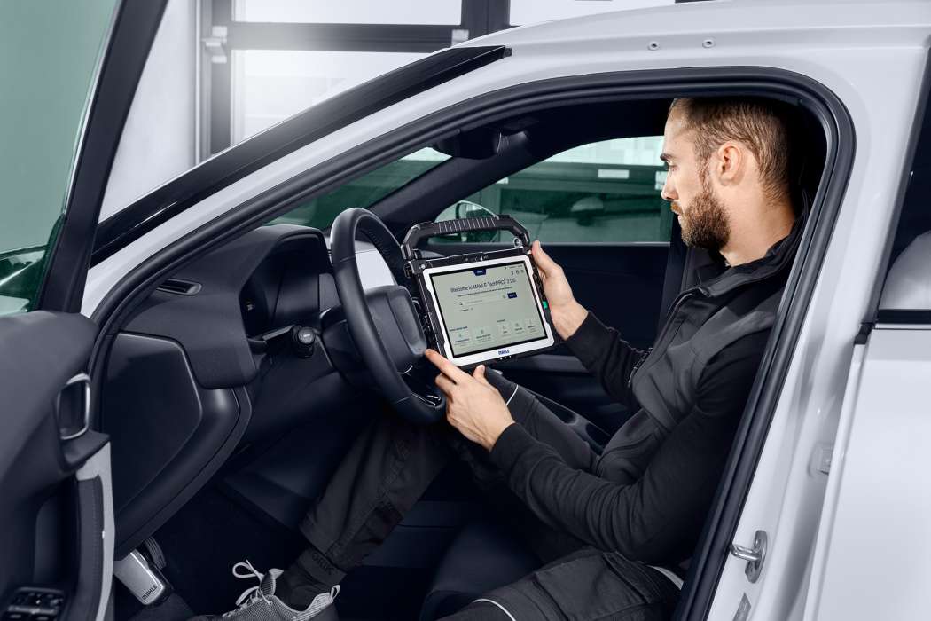 Der Automobilzulieferer Mahle hat für seine Batteriediagnosefunktion E-Scan die Zertifizierung „Battery Health Check CARA Approved®“ der Car Remarketing Association Europe erhalten. Diese bestätigt die automatisierte Auswertung des Batteriezustands von Elektrofahrzeugen. | Bild: Mahle