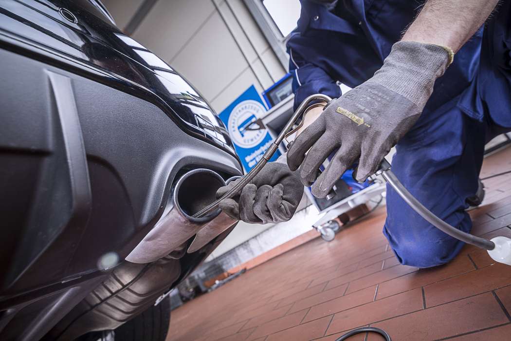 Die Übergangsregelung, die den Prüfstellen bei Fehlen entsprechender Geräte und Vorliegen einer verbindlichen PN-Messgerät-Bestellung die herkömmliche Messung von Dieselfahrzeugen für die AU erlaubt hätte, wurde abgelehnt. Stattdessen will man den Einführungstermin verschieben, bis die erforderliche Marktabdeckung erreicht ist. | Bild: ProMotor/T. Volz.