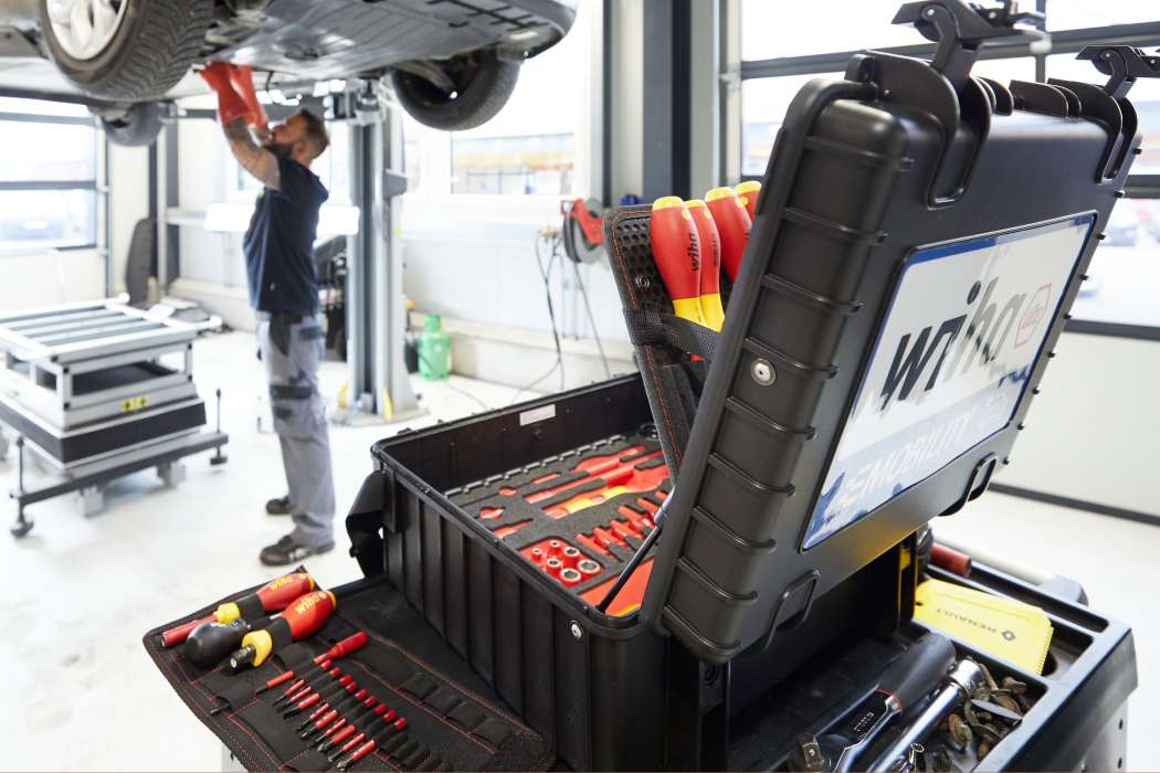 Die wichtigsten Werkzeuge für die Arbeit an elektrischen Komponenten enthält der eMobility Werkzeugkoffer XL. Bild: Wiha.