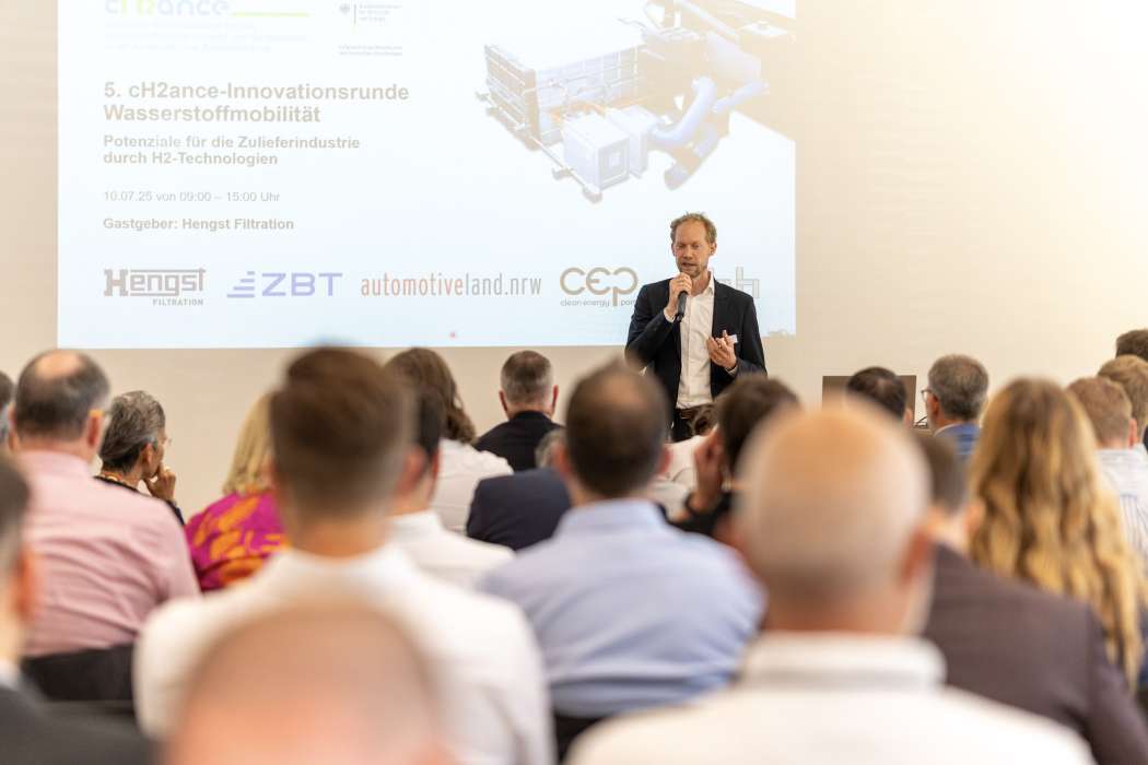 Mit der 5. cH₂ance-Innovationsrunde Wasserstoffmobilität wurde die Hengst Academy am Unternehmenssitz des Filterspezialisten zum Branchentreffpunkt für Vordenker der neuen Antriebstechnologie. Rund 70 Teilnehmer diskutierten die Chancen und Hürden der Wasserstoffmobilität. | Bild: Hengst