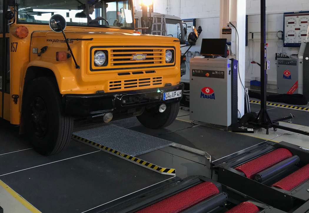 Ein gelber „US Schoolbus“ auf dem neuen digitalen „LKW CONNECT“-Bremsprüfstand. | Bild: Maha