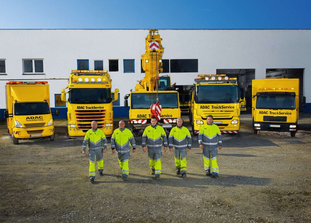 Pkw und Lkw mit Elektroantrieb stellen hohe Anforderungen an die Bergung. | Bild: ADAC Truckservice.