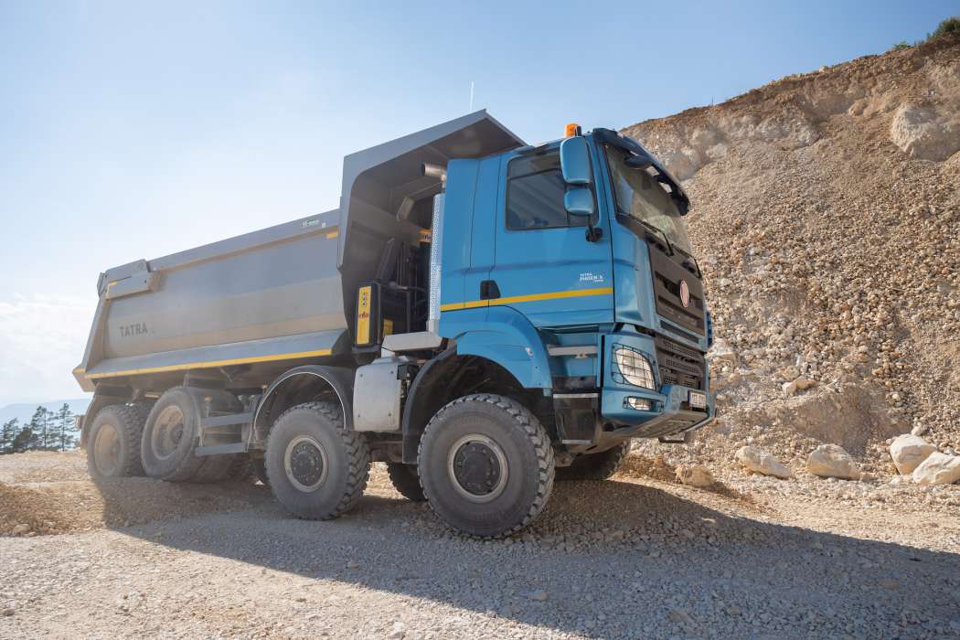 Das unwegsame und steile Gelände des Steinbruchs in Aldino bei Bozen war die ideale Kulisse für den Tara Phoenix R46 8x8. Der Vierachser mit einer Nutzlast von 52 Tonnen, DAF-Führerhaus und 530 PS (389 kW) wurde für diesen Einsatz mit einer Kippmulde und einem Allison-Vollautomatikgetriebe mit Drehmomentwandler und hydraulischem Retarder ausgestattet. | Bild: Allison Transmission.