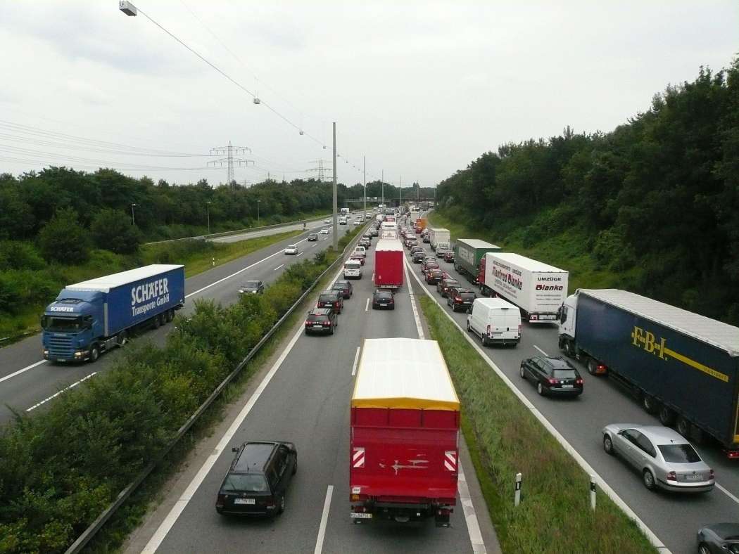 Zur Effizienzsteigerung und Erhöhung der Sicherheit sollen in Nutzfahrzeugen für den Straßentransport vermehrt datenbasierte Diagnosesysteme genutzt werden. | Symbolbild: Anne Ner/Pixabay.