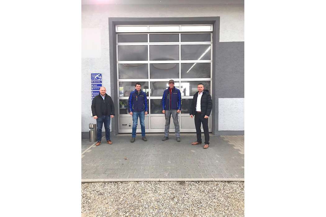(v.li.n.re.): Kevin Weinl (Franchise Business Consultant Euromaster), Daniel Fasold (Geschäftsführer Auto Fasold), Josef Fasold (Geschäftsführer Auto Fasold) und Sebastian Achrainer (Franchise Operations Manager Euromaster) | Bild: Euromaster