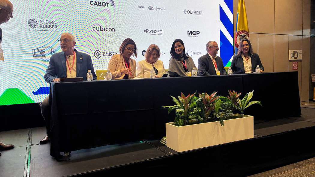 Die Allianz Zukunft Reifen (AZuR) stellte auf der südamerikanischen Fachkonferenz Jornadas Caucho 2025 in Bogotá erstmals ihr europäisches Modell einer nachhaltigen Reifen-Kreislaufwirtschaft vor. | Bild: AZuR