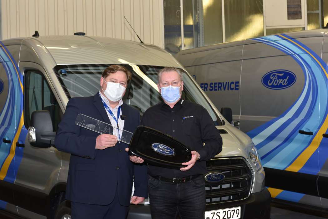 Der Direktor des Ford Kunden-Service Jörg Pilger bei der Übergabe der mobilen Service-Vans an Jürgen Becker, Betriebsleiter beim Ford Autohaus Strunk. | Bild: Ford