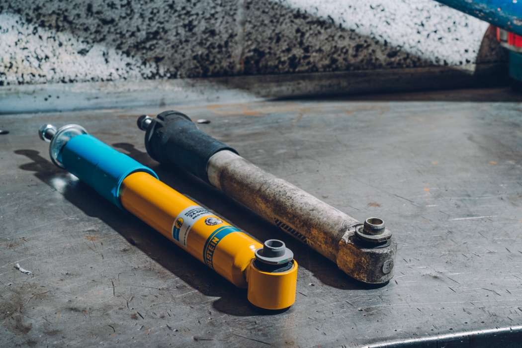Neu neben alt: Der Dämpfer wird ausgetauscht. Foto: Bilstein.