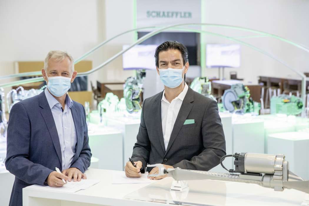 Dr. Keiwan Kashi, Leiter Geschäftsbereich Mechatronische Systeme bei Schaeffler und Dr. Stefan Waschul, Leiter Produktbereich Pkw-Lenksysteme der Robert Bosch Automotive Steering GmbH besiegeln das gemeinsame Engagement rund um die Hinterachslenkung mit der Unterzeichnung des Kooperationsvertrages. Foto: Schaeffler.