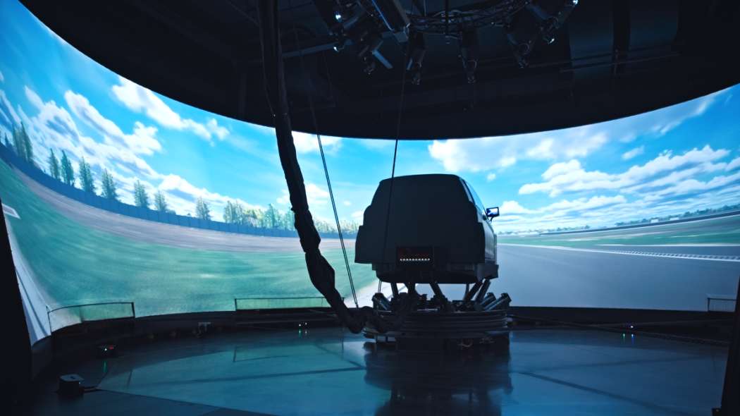 Bridgestone hat am Forschungs- und Entwicklungszentrum nahe Rom einen neuen Driver-in-the-Loop-Simulator in Betrieb genommen. Er soll die virtuelle Reifenentwicklung verbessern und die Forschungsprozesse effizienter gestalten. | Bild: Bridgestone