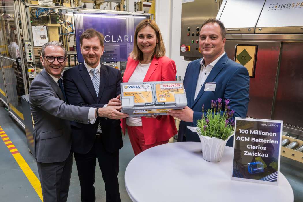 Im Werk Zwickau produziert Clarios AGM-Batterien für Fahrzeuge mit Verbrennungs-, Hybrid- und Elektroantrieb. Im Bild v.l.n.r.: Dr. Werner Benade, Michael Kretschmer, Constance Arndt, Kai Mille | Bild: Clarios