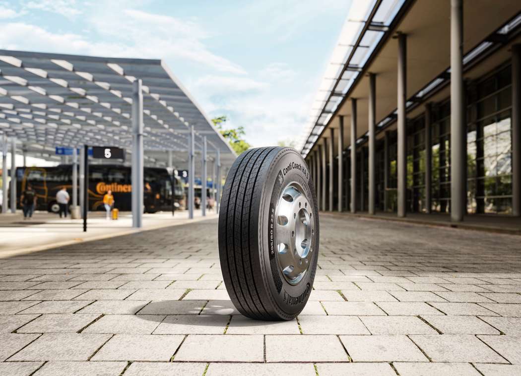Der internationale Reifenhersteller Continental hat das erste Modell der neu entwickelten „Conti Coach Generation 5“-Reifenlinie, den „Conti Coach HA 5“ präsentiert. | Bild: Continental
