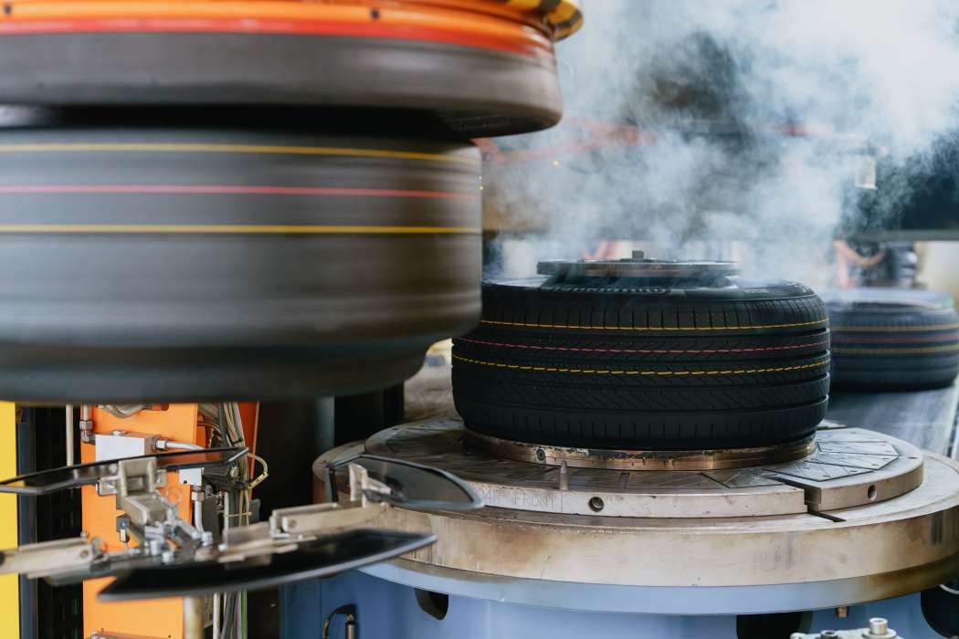 Die Continental AG hat seit Januar 2026 in allen 19 Reifenwerken weltweit Kohle und Schweröl durch einen breiten Energiemix ersetzt. Dafür hat das Unternehmen über mehrere Jahre in neue Anlagen und Elektrifizierung investiert. | Bild: Continental