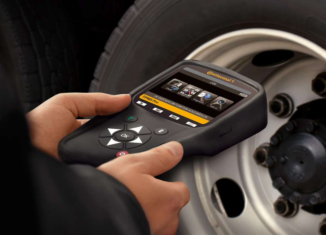 Mit dem Prüf- und Programmiergerät TPMS Pro können Nutzfahrzeugwerkstätten den individuellen Reifenservice für Nutzfahrzeuge durchführen. | Bild: Continental