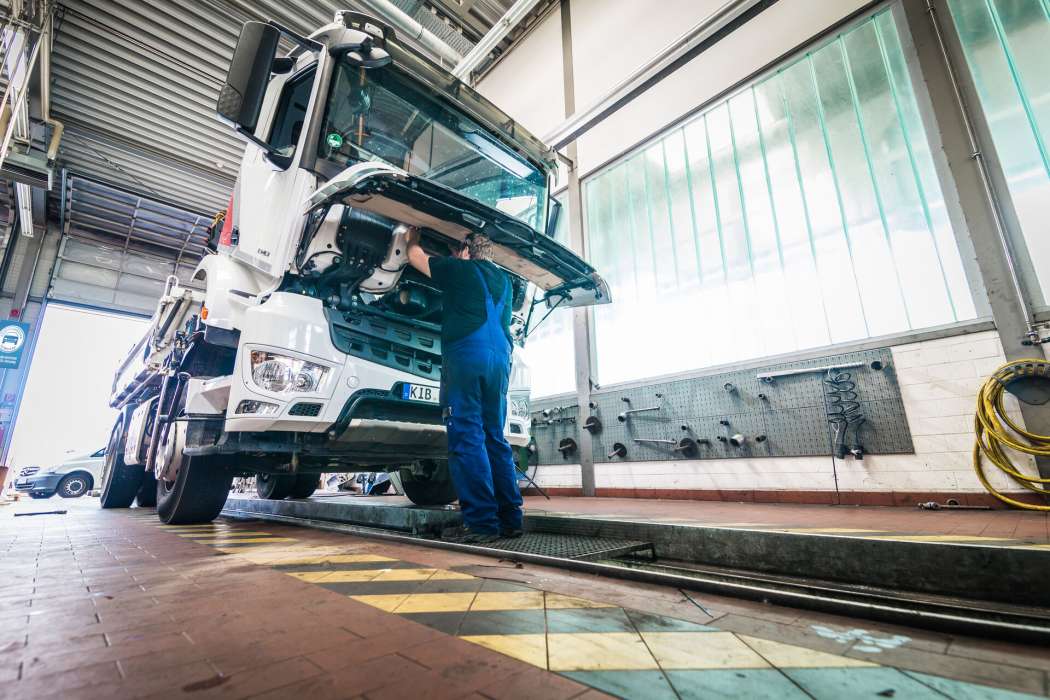 Immer mehr Kfz-Wartungsdienste sind von digitalisierten Informationen abhängig. Damit die Werkstätten von den Fahrzeugherstellern die entsprechenden Informationen erhalten, hat die Bundesfachgruppe Freie Werkstätten im ZDK für die Verlängerung der Kfz-Gruppenfreistellungsverordnung, die ab 2023 gelten soll, einen Forderungskatalog erstellt. | Bild: T. Volz/ProMotor.