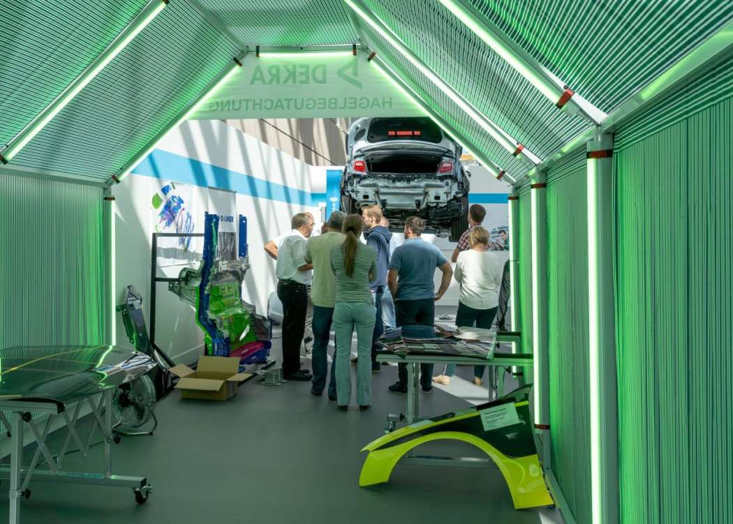 Im Rahmen der Live-Workshops auf der Automechanika zeigen die Dekra-Experten die systematische Erfassung von Schäden an verunfallten Pkw. | Bild: Dekra.