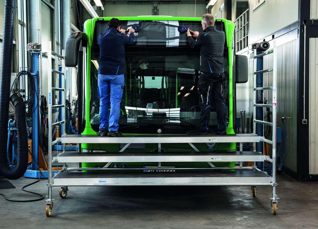 Die mobile Frontarbeitsbühne von Krause eignet sich vor allem zum Austausch der großen und schweren Windschutzscheiben von Bussen. | Foto: Krause-Werk.