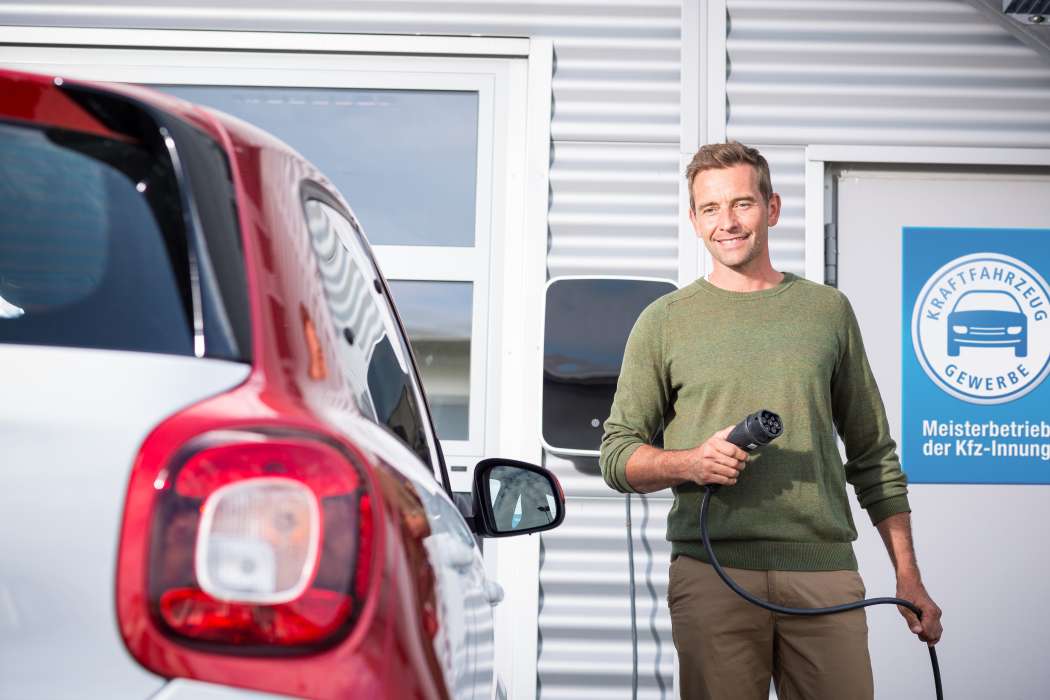 Die im Rahmen der Unfallverhütungsvorschriften regelmäßig zu prüfenden mobilen Ladeleitungen von "gewerblichen" E-Fahrzeugen dürfen nun auch speziell ausgebildete Kfz-Techniker durchführen. | Bild: ProMotor/T. Volz.