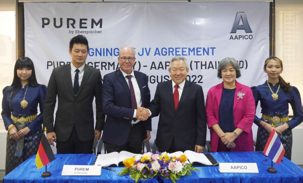 Offizielle Vertragsunterzeichnung des neuen Joint Venture Unternehmens Aapico Co. Ltd. mit dem Management von Purem by Eberspächer und Aapico (v.l.): Bryan Ho, Business Development Director of Business Unit Asia, Purem by Eberspächer; Andreas Stecken, Executive Vice President of Business Unit Asia, Purem by Eberspächer; Yeap Swee Chuan, President and CEO, Aapico Hitech Public Company Limited; Teo Lee Ngo, Executive Director, Aapico Hitech Public Company Limited. | Bild: Eberspächer.