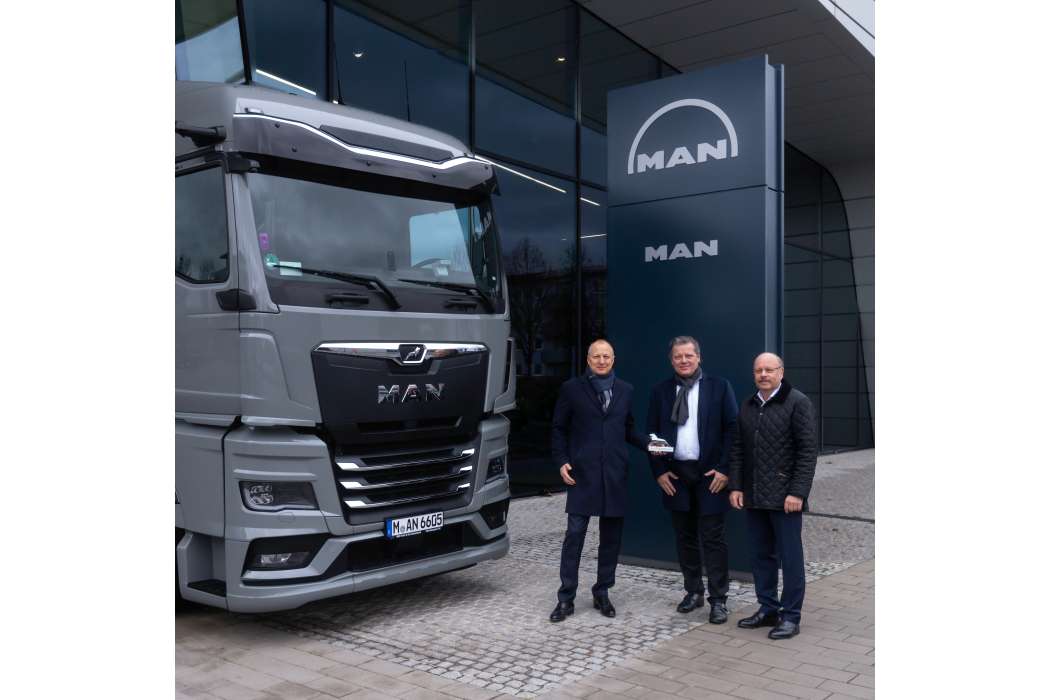 Die Hiltl Truck Service GmbH ist neuer MAN-Servicepartner und hat die Servicebetriebe Plauen, Siegsdorf und Zwickau übernommen. V.l.: Christoph Huber, Vorsitzender der Geschäftsführung MAN Truck &amp;amp; Bus Deutschland GmbH, Hendrik Lehmbrock und Dieter Hohlfelder (beide Hiltl Truck Service GmbH). | Bild: MAN Truck &amp;amp; Bus.