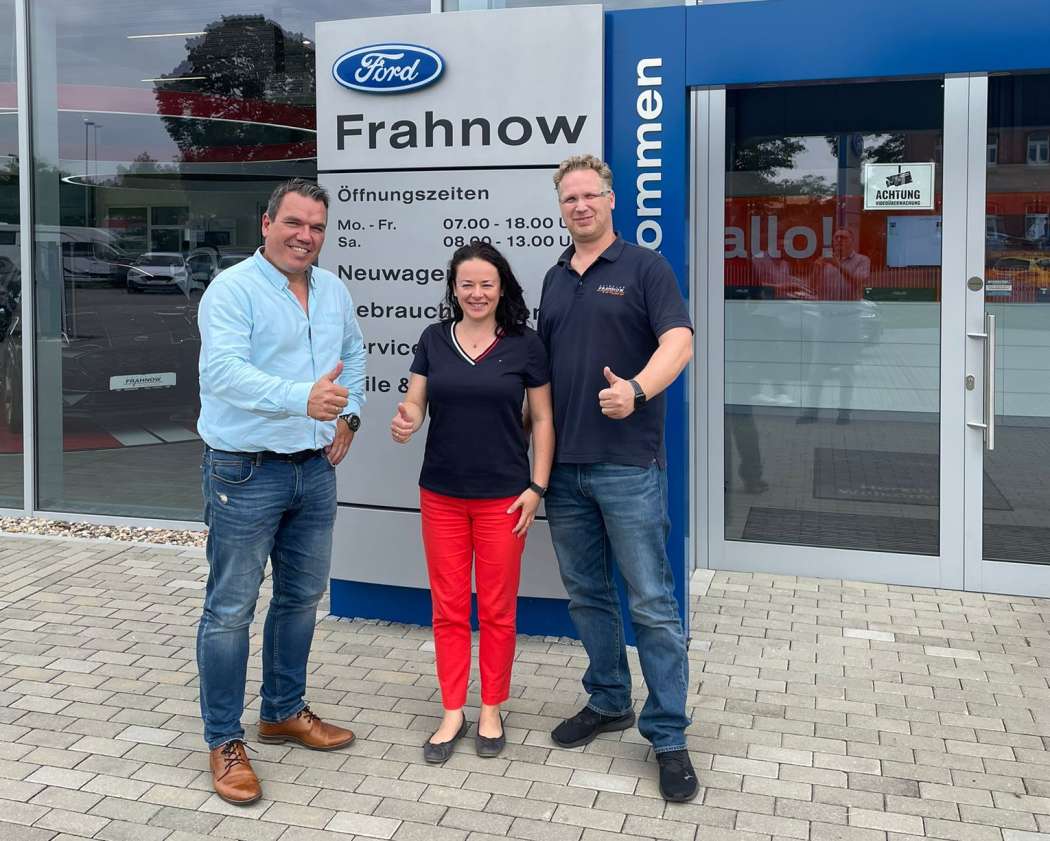 (v.l.n.r.) Stephan Duvigneau, Franchise Business Consultant bei Euromaster, Beatrix und Oliver Otto, Geschäftsführer der Frahnow GmbH in Cottbus. | Bild: Euromaster