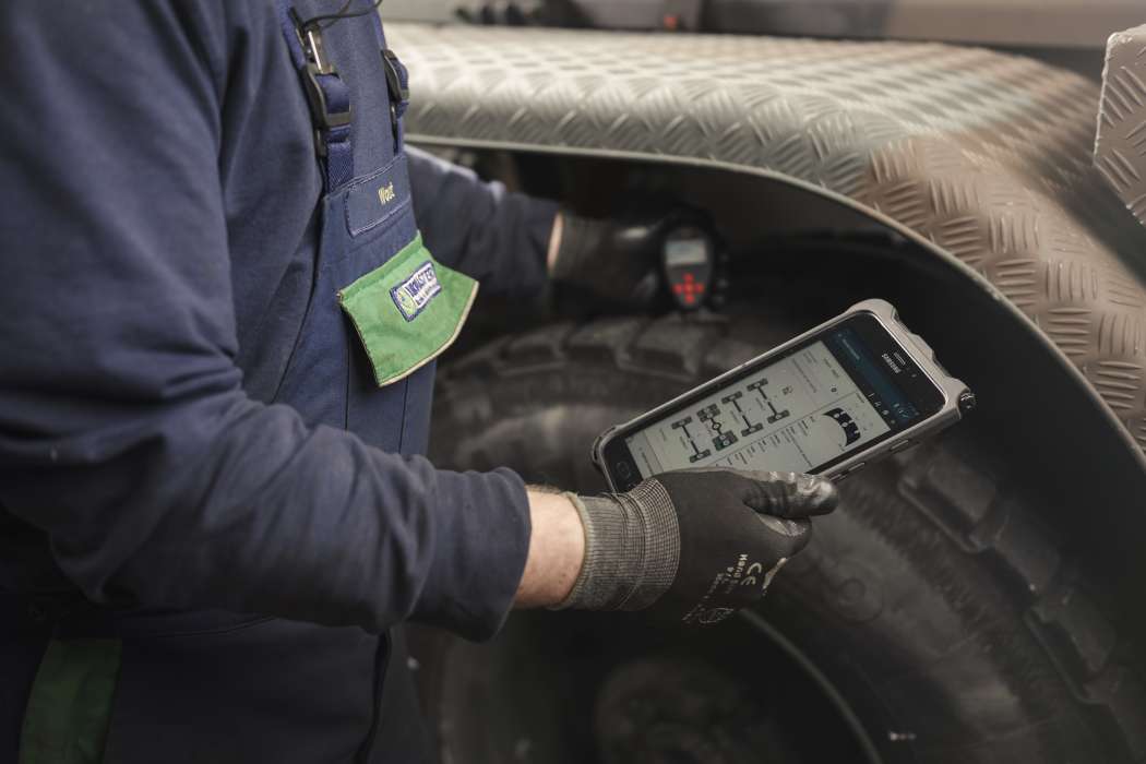 Ab sofort bieten alle Euromaster-Filialen mit Lkw-Service auch den Service an Reifendruckkontrollsystemen (TPMS) an. | Bild: Euromaster.