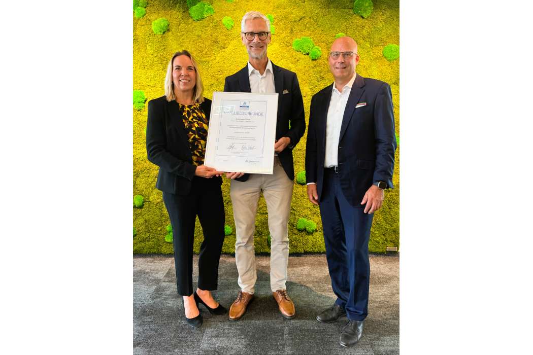 (v.l.n.r.) Dr. Lydia Sebastian (Vorstandsmitglied des TÜV Rheinland e.V.), Jürgen Walter und Dr. Matthias Schubert. | Bild: Euromaster