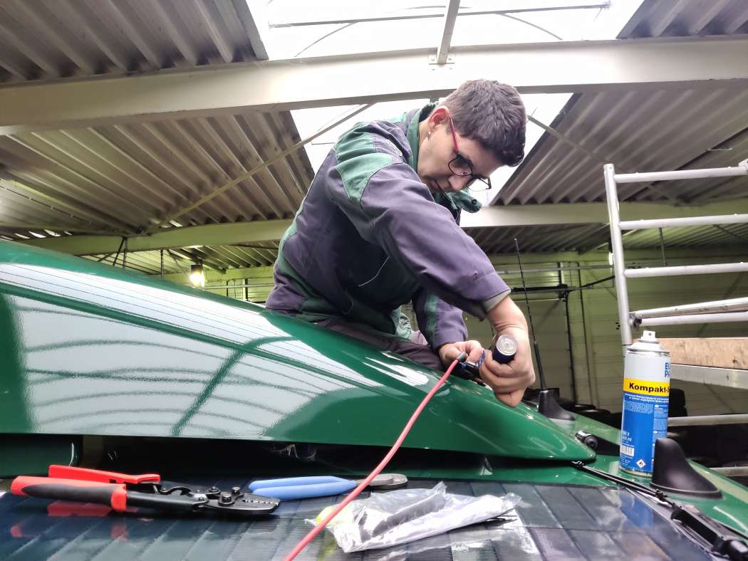Green-Energy-Vertriebspartner EUROPART liefert die Solarzellen in vorkonfigurierten MIPV-Sets (Mobile Integrated Photovoltaic) inklusive Laderegler, Trennrelais, Sicherung und passendem Wechselrichter. | Bild: Europart